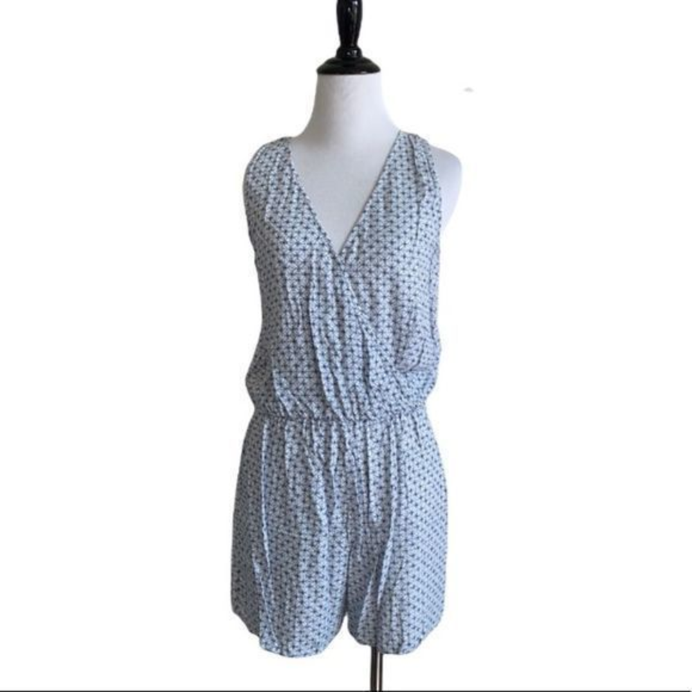 5/$30 🎈 Easy‎ wear medium floral romper